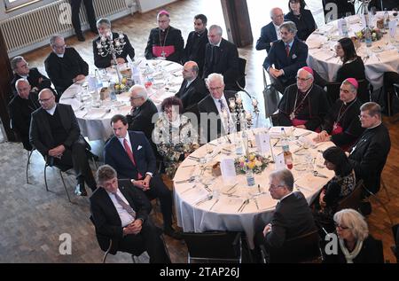 Rottenburg Kreis Tübingen 02.12.2023 Festakt in der Rottenburger Festhalle anlaesslich des 75. Geburtstage und der Verabschiedung von Dr. Gebhard Fuerst. Erster war mehr als 23 Jahre Bischof der Dioezese Rottenburg-Stuttgart. Bischofstisch rechts Landesbischof der Evangelischen Landeskirche Württemberg, Ernst-Wilhelm Gohl, Wilhelm Herzog von Württemberg, Gerlinde Kretschman, Ministerpraesident Baden-Württemberg, Winfried Kretschmann die Gruenen, Dr. Gebhard Fuerst, Paepstlicher Nuntius in Deutschland, Erzbischof Dr. Nikola Eterovic, Erzbischof Stephan Burger Erzdioezese Freiburg, Baden-Wu Stockfoto