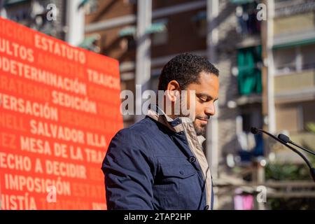 Cornella de Llobregat, Barcelona, Spanien. Dezember 2023. Ignacio Garriga leitet die VOX-Veranstaltung unter dem Motto "Verräter PSOE" gegen die Amnestie und gegen die Regierung von Pedro SÃ¡nchez, gegen die Amnestie und die katalanischen nationalistischen Parteien. (Kreditbild: © Marc Asensio Clupes/ZUMA Press Wire) NUR REDAKTIONELLE VERWENDUNG! Nicht für kommerzielle ZWECKE! Stockfoto