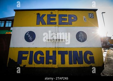 Leeds, Großbritannien. Dezember 2023. Beschilderung vor dem Elland Road Stadium vor dem Sky Bet Championship Match Leeds United gegen Middlesbrough in der Elland Road, Leeds, Großbritannien, 2. Dezember 2023 (Foto: James Heaton/News Images) in Leeds, Großbritannien am 12.2.2023. (Foto: James Heaton/News Images/SIPA USA) Credit: SIPA USA/Alamy Live News Stockfoto