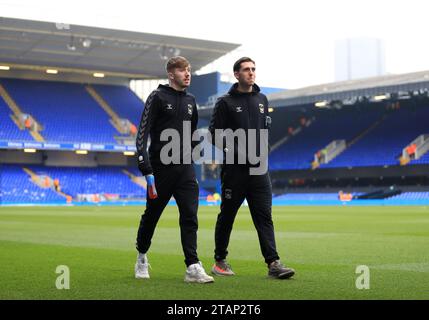 Josh Eccles (links) und Luis Binks von Coventry City besichtigen das Spielfeld vor dem Sky Bet Championship Match in Portman Road, Ipswich. Bilddatum: Samstag, 2. Dezember 2023. Stockfoto