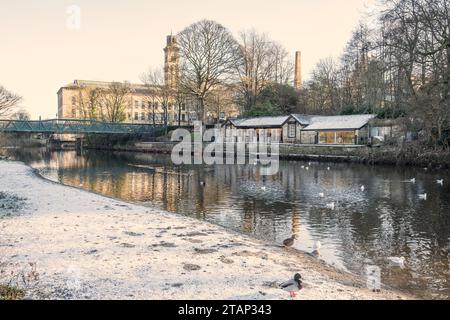 Das Boathouse steht am Ufer des Flusses Aire mit Blick auf den Roberts Park. Es wurde umfassend umgebaut und in ein Restaurant und Pub umgewandelt Stockfoto