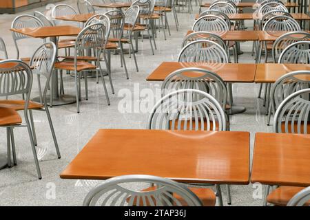 Leeres Café oder Restaurant, Reihen von Tischen und Stühlen, perspektivischer Blickwinkel Stockfoto