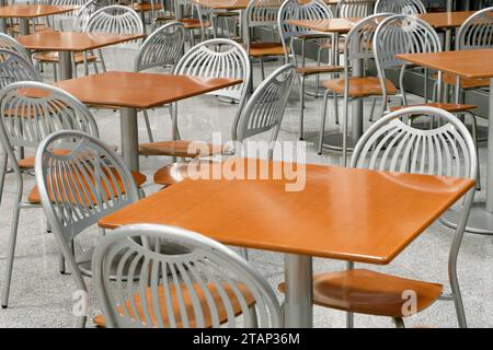 Leeres Café oder Restaurant, Reihen von Tischen und Stühlen, perspektivischer Blickwinkel Stockfoto