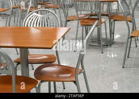 Leeres Café oder Restaurant, Reihen von Tischen und Stühlen, perspektivischer Blickwinkel Stockfoto