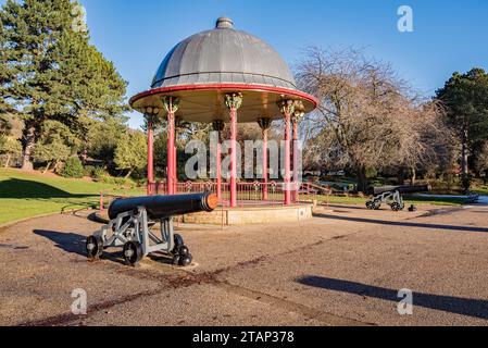 Bandstand im Roberts Park, Saltaire, in der Nähe von Bradford, Teil des UNESCO-Weltkulturerbes. Stockfoto