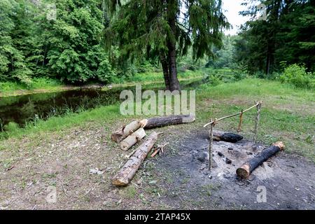 Campingplatz am Ufer eines wunderschönen Flusses Salaca, spektakuläre Natur, rote Sandsteinklippen aus dem Devon und üppige Wälder, Mazsalaca, Lettland Stockfoto