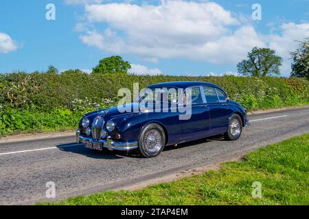 1963 60er Jahre Blaue Jaguar 3442 ccm Benzinlimousine; Vintage, restaurierte klassische Motoren, Automobilsammler, Motorenfreunde, historische Veteranen, die in Cheshire, Großbritannien reisen Stockfoto