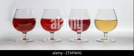 Verschiedene Weinsorten in Gläsern auf weißem Hintergrund Stockfoto