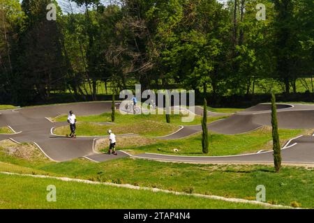 Langeac, Frankreich - 28. Mai 2023: Kinder und Erwachsene fahren auf einer speziellen Sportstrecke mit Fahrrädern und Motorrollern. Sportaktivitätskonzept Stockfoto