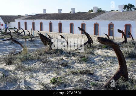 PORTUGAL, Algarve, Santa Luzia, Strand Praia do Barril, Cemiterio de ancoras, Ankerfriedhof, verlassene Netzanker der ehemaligen Thunfischerei vom september 1966 / Netz Anker Friedhof der 1966 geschlossenen Thunfischerei am Strand Praia do Barril Stockfoto