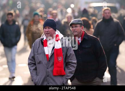 Arsenal-Fans vor dem Premier League-Spiel im Emirates Stadium in London. Bilddatum: Samstag, 2. Dezember 2023. Stockfoto