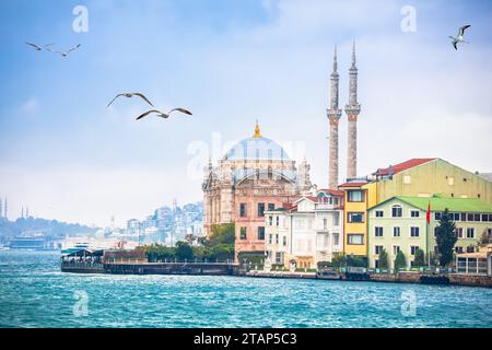 Ortakoy Moschee oder Buyuk Mecidiye Camii und Bosporus Kanal in Istanbul, Wahrzeichen der größten Stadt der Türkei Stockfoto