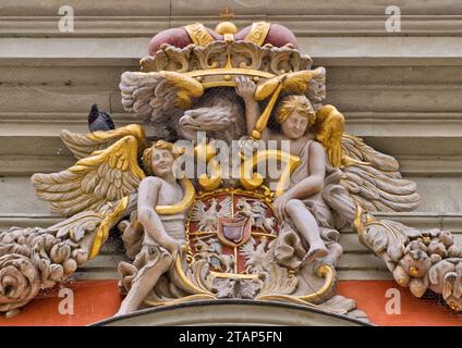 Reliefs um das Wappen des Commonwealth von Polen und Litauen in der Königlichen Kapelle des polnischen Königs Jan III. Sobieski in Gdańsk, Pomorskie, Polen Stockfoto