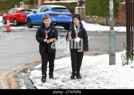 TIR Park, Motherwell, Großbritannien. Dezember 2023. Scottish Premiership Football, Motherwell gegen Dundee; Junge Motherwell Fans trotzen dem schneebedeckten Wetter Credit: Action Plus Sports/Alamy Live News Stockfoto