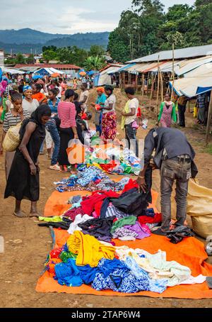 Ein Straßenmarkt in Mizan Teferi, Äthiopien Stockfoto