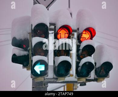 Jihlava, Tschechische Republik. Dezember 2023. Verschneite Ampeln in Jihlava, Tschechische Republik, 2. Dezember 2023. Quelle: Lubos Pavlicek/CTK Photo/Alamy Live News Stockfoto