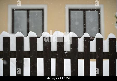 Trest, Tschechische Republik. Dezember 2023. Schneebedeckter Zaun in Trest, Region Jihlava, Tschechische Republik, 2. Dezember 2023. Quelle: Lubos Pavlicek/CTK Photo/Alamy Live News Stockfoto