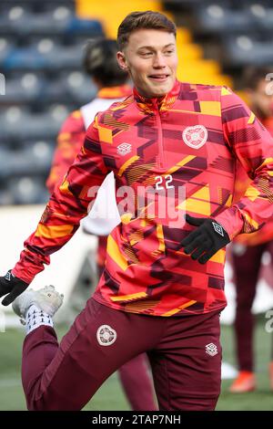 Rugby Park. Kilmarnock, Großbritannien. Dezember 2023. Während des Cinch Scottish Premiership Matches zwischen Kilmarnock und Hearts Hearts’ Aidan Denholm warms (Foto: Alamy Live News/David Mollison) Credit: David Mollison/Alamy Live News Stockfoto