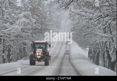 Hosov, Tschechische Republik. Dezember 2023. Ein Traktor entfernt Schnee von einer Straße in Hosov, Region Jihlava, Tschechische Republik, 2. Dezember 2023. Quelle: Lubos Pavlicek/CTK Photo/Alamy Live News Stockfoto