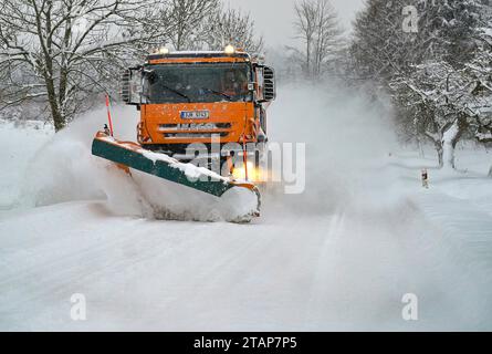 Stonarov, Tschechische Republik. Dezember 2023. Streuer schaufelt Schnee von der Straße in Stonarov, Region Jihlava, Tschechische Republik, 2. Dezember 2023. Quelle: Lubos Pavlicek/CTK Photo/Alamy Live News Stockfoto