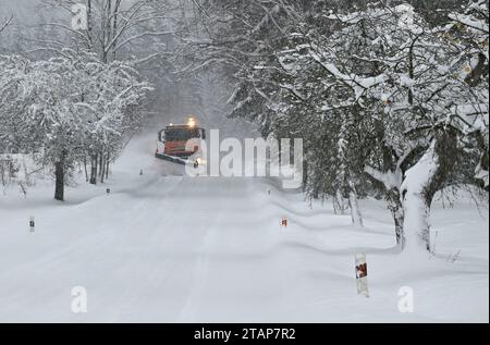 Stonarov, Tschechische Republik. Dezember 2023. Streuer schaufelt Schnee von der Straße in Stonarov, Region Jihlava, Tschechische Republik, 2. Dezember 2023. Quelle: Lubos Pavlicek/CTK Photo/Alamy Live News Stockfoto