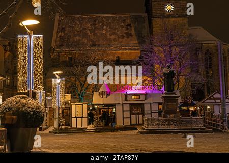 Luthermarkt weihnachtsmarkt neben der Martin-Luther-Statue und vor der Kaufmannskirche in Erfurt Stockfoto