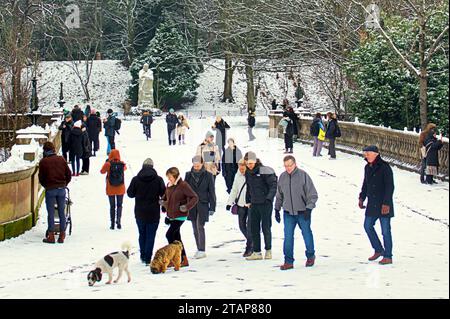 Glasgow, Schottland, Großbritannien. Dezember 2023. Wetter in Großbritannien: Über Nacht eiskalt sah man einen Schneefall über der Stadt, als die Einheimischen zu einer Weihnachtsszene aufwachten und den Schnee im kelvingrove Park im West End genossen. Credit Gerard Ferry/Alamy Live News Stockfoto