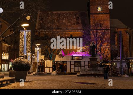 Luthermarkt weihnachtsmarkt neben der Martin-Luther-Statue und vor der Kaufmannskirche in Erfurt Stockfoto