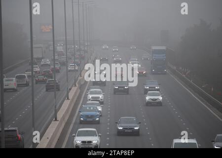 Slough, Berkshire, Großbritannien. Dezember 2023. Über der M4 in Slough, Berkshire, bleibt heute Nachmittag Nebel, was schwierige Fahrbedingungen verursacht. Quelle: Maureen McLean/Alamy Live News Stockfoto