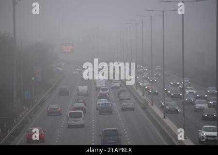 Slough, Berkshire, Großbritannien. Dezember 2023. Über der M4 in Slough, Berkshire, bleibt heute Nachmittag Nebel, was schwierige Fahrbedingungen verursacht. Quelle: Maureen McLean/Alamy Live News Stockfoto