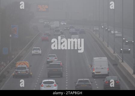 Slough, Berkshire, Großbritannien. Dezember 2023. Über der M4 in Slough, Berkshire, bleibt heute Nachmittag Nebel, was schwierige Fahrbedingungen verursacht. Quelle: Maureen McLean/Alamy Live News Stockfoto