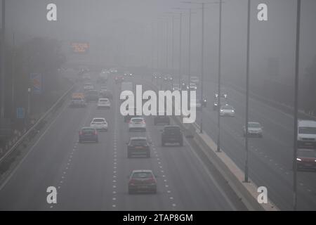 Slough, Berkshire, Großbritannien. Dezember 2023. Über der M4 in Slough, Berkshire, bleibt heute Nachmittag Nebel, was schwierige Fahrbedingungen verursacht. Quelle: Maureen McLean/Alamy Live News Stockfoto