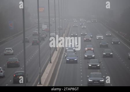 Slough, Berkshire, Großbritannien. Dezember 2023. Über der M4 in Slough, Berkshire, bleibt heute Nachmittag Nebel, was schwierige Fahrbedingungen verursacht. Quelle: Maureen McLean/Alamy Live News Stockfoto