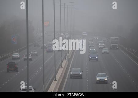 Slough, Berkshire, Großbritannien. Dezember 2023. Über der M4 in Slough, Berkshire, bleibt heute Nachmittag Nebel, was schwierige Fahrbedingungen verursacht. Quelle: Maureen McLean/Alamy Live News Stockfoto