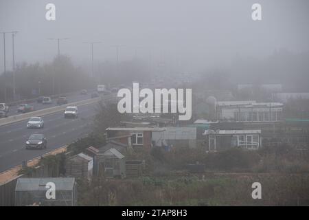 Slough, Berkshire, Großbritannien. Dezember 2023. Über der M4 in Slough, Berkshire, bleibt heute Nachmittag Nebel, was schwierige Fahrbedingungen verursacht. Quelle: Maureen McLean/Alamy Live News Stockfoto