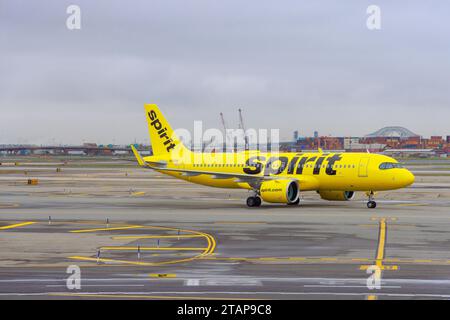 30. Oktober 2023 Newark NJ USA. Spirit Airlines-Flugzeug auf der Landebahn, das sich auf den Abflug am internationalen Flughafen NEWARK vorbereitet Stockfoto