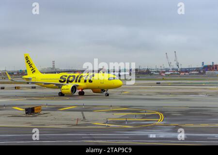 30. Oktober 2023 Newark NJ USA. Am NEWARK International Airport bereitet sich ein Passagierflugzeug der Spirit Airlines auf den Abflug vor Stockfoto