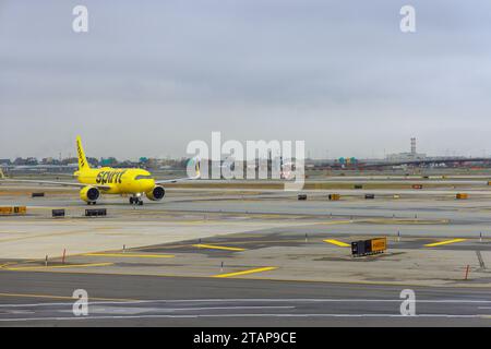 30. Oktober 2023 Newark NJ USA. Das Passagierflugzeug von Spirit Airlines bereitet sich auf den Abflug vom internationalen Flughafen NEWARK auf der Start- und Landebahn vor Stockfoto