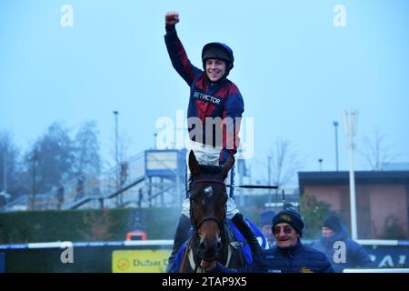 Newbury, Großbritannien. Dezember 2023. Datsalrightgino (Claret und Blue Silks), geritten von Gavin Sheehan, gewinnt den Coral Gold Cup Chase (Premier Handicap) auf der Newbury Racecourse, Großbritannien. Quelle: Paul Blake/Alamy Live News. Stockfoto