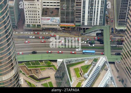 Hongkong - 23. April 2016: Blick von oben auf die Straße von Hongkong. Blick von Wolkenkratzern auf die geschäftigen Straßen von Hongkong. Stockfoto