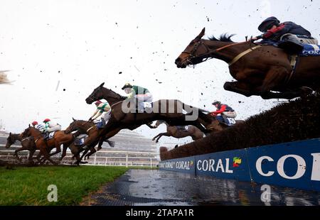 Läufer und Fahrer beim Coral Gold Cup Handicap Chase am Coral Gold Cup Day auf der Newbury Racecourse, Berkshire. Bilddatum: Samstag, 2. Dezember 2023. Stockfoto