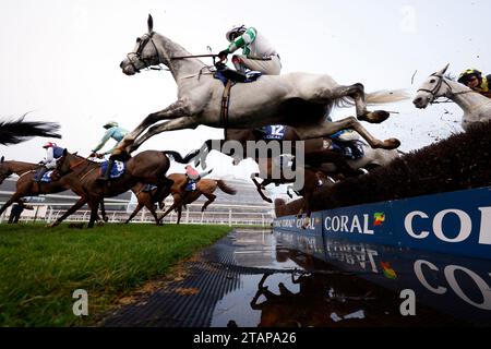 Läufer und Fahrer beim Coral Gold Cup Handicap Chase am Coral Gold Cup Day auf der Newbury Racecourse, Berkshire. Bilddatum: Samstag, 2. Dezember 2023. Stockfoto