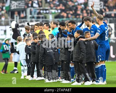 Die Mannschaften mit den Einlaufkindern. Borussia Mönchengladbach vs. TSG Hoffenheim, Fussball, Bundesliga, 13. Spieltag, Saison 2023/2024, 02.12.2023 DFB/DFL-Vorschriften verbieten jede Verwendung von Fotografien als Bildsequenzen und/oder Quasi-Video Foto: Eibner-Pressefoto/Thomas Haesler Stockfoto