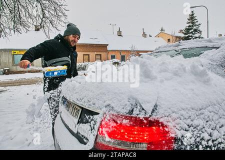 Zbysov, Tschechische Republik. Dezember 2023. Ein Mann entfernt Schnee von einem Auto in Zbysov, Brünn, Tschechische Republik, 2. Dezember 2023. Quelle: Patrik Uhlir/CTK Photo/Alamy Live News Stockfoto