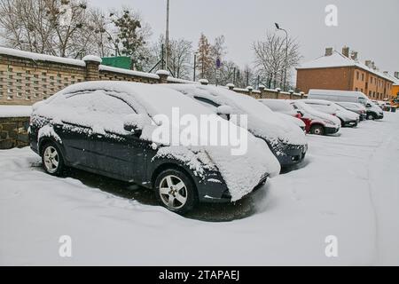 Zbysov, Tschechische Republik. Dezember 2023. Verschneite Autos in Zbysov, Region Brünn, Tschechische Republik, 2. Dezember 2023. Quelle: Patrik Uhlir/CTK Photo/Alamy Live News Stockfoto