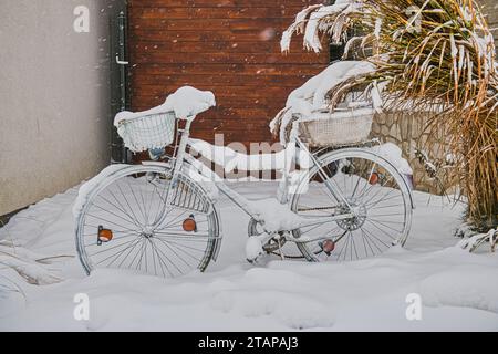 Zbysov, Tschechische Republik. Dezember 2023. Verschneite Fahrräder in Zbysov, Region Brünn, Tschechische Republik, 2. Dezember 2023. Quelle: Patrik Uhlir/CTK Photo/Alamy Live News Stockfoto