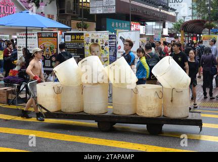 HONGKONG - 23. April 2016: Ein Volk an der geschäftigen Straße in Hongkong. Stockfoto