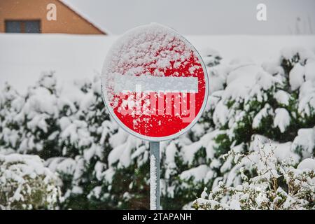 Zbysov, Tschechische Republik. Dezember 2023. Schneebedecktes Verkehrsschild in Zbysov, Region Brünn, Tschechische Republik, 2. Dezember 2023. Quelle: Patrik Uhlir/CTK Photo/Alamy Live News Stockfoto