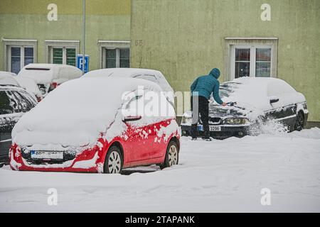 Zbysov, Tschechische Republik. Dezember 2023. Ein Mann entfernt Schnee von einem Auto in Zbysov, Brünn, Tschechische Republik, 2. Dezember 2023. Quelle: Patrik Uhlir/CTK Photo/Alamy Live News Stockfoto