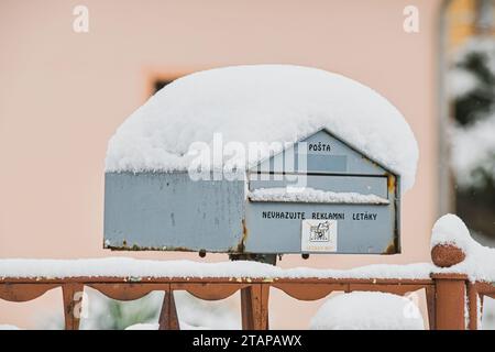 Zbysov, Tschechische Republik. Dezember 2023. Verschneite Mailbox in Zbysov, Region Brünn, Tschechische Republik, 2. Dezember 2023. Quelle: Patrik Uhlir/CTK Photo/Alamy Live News Stockfoto